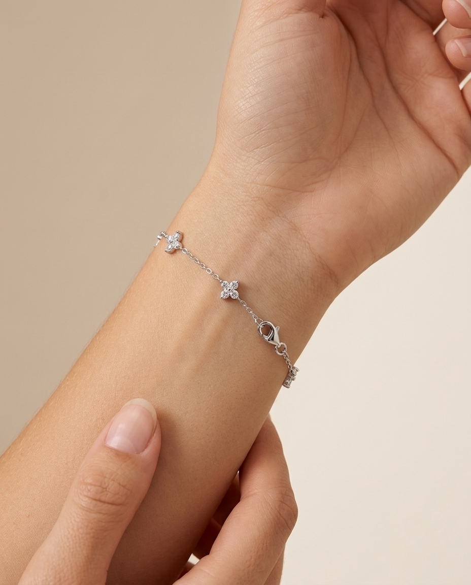 Vrouw draagt zilveren Provence Bloom armband