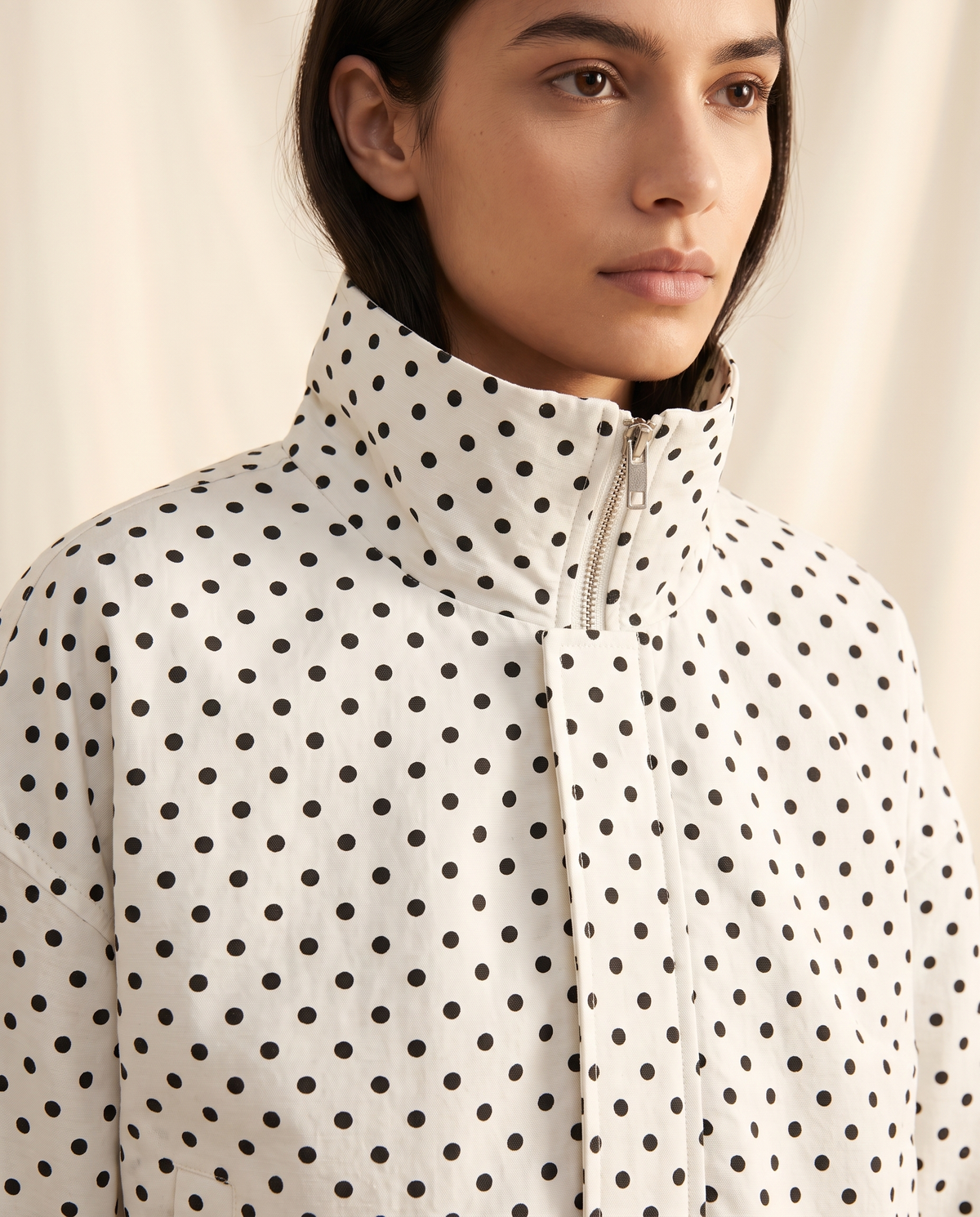 Portofino Polkadot Bomber, detail van de kraag en rits